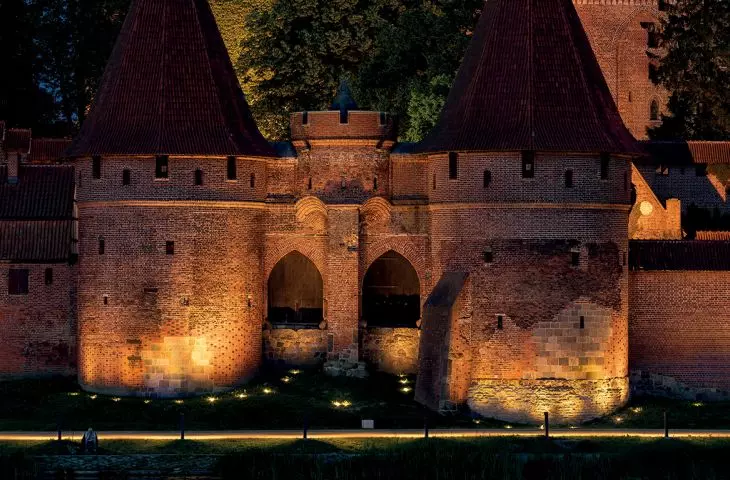 Iluminacja murów zamku w Malborku