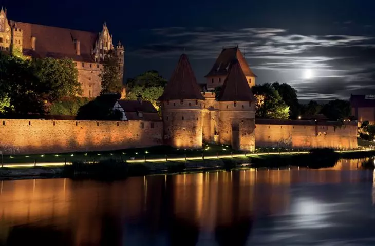 Iluminacja murów zamku w Malborku