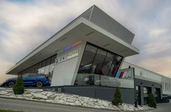 Salon samochodowy BMW w Mikołowie – płyta warstwowa PIRTECH, blacha trapezowa T150, żaluzje elewacyjne PUNTO PRUSZYŃSKI, obróbki blacharskie – Generalny wykonawca BUDOWNICTWO KAMIŃSKI