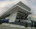 Salon samochodowy BMW w Mikołowie – płyta warstwowa PIRTECH, blacha trapezowa T150, żaluzje elewacyjne PUNTO PRUSZYŃSKI, obróbki blacharskie – Generalny wykonawca BUDOWNICTWO KAMIŃSKI