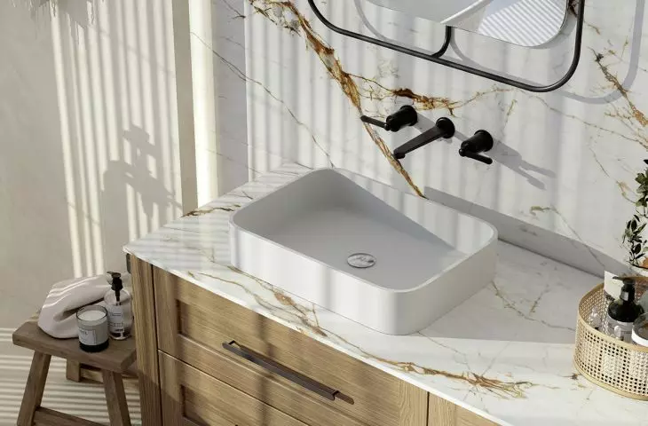 Umywalka nablatowa Silestone Marie TOP (Blanco Zeus) w kompozycji z okładziną ściany i blatu Dekton Awake