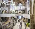 Gładki sufit akustyczny ELEGANZA pomaga obniżać pogłos w dużych, otwartych przestrzeniach 