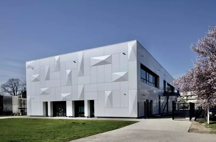 ALUCOBOND® sparkling White Silver // 3D cassettes // © Philippe Ruault