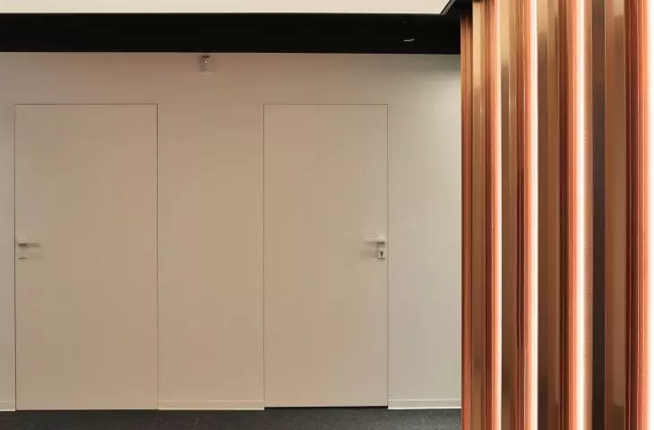 Lico miedziane nadaje akcentu wnętrzą