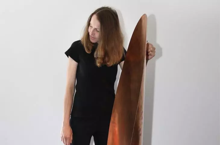Joanna Muszyńska z blachą miedzianą