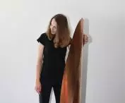 Joanna Muszyńska z blachą miedzianą