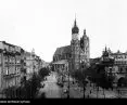 widok na kościół mariacki i szpalere drzew obok nieistniejących połączeń tramwajowych