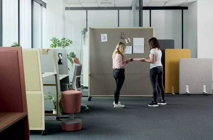 Od lewej: Mobilne ścianki akustyczne, ścianka akustyczna Wariant, biurka Wariant z wysoką zabudową oraz z elektryczną regulacją wysokości