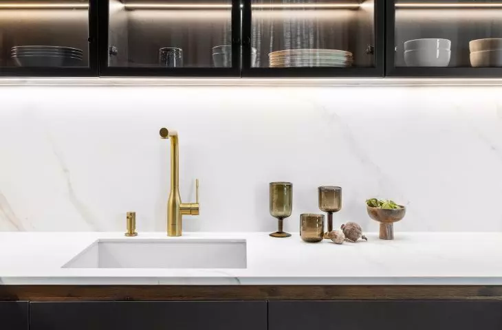 Kitchen finished with quartz sintered Laminam Calacatta Oro Venato from the I-NATURALI collection