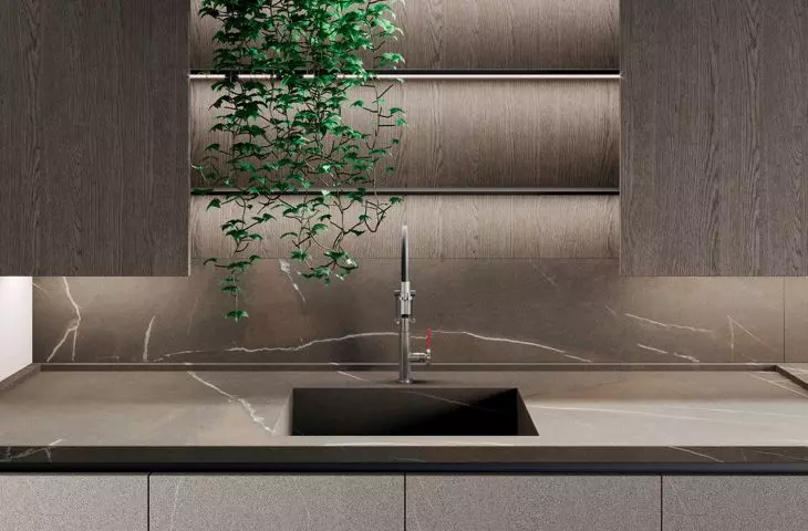 Kitchen finished with Laminam quartz sinter from the IN-SIDE Pietra Piasentina Taupe collection