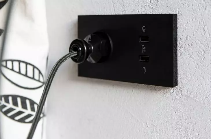 Power socket with dual USB charger (Simon 100)