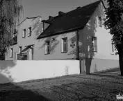 Dawny budynek funkcjonował jako przedszkole, jednak był wybudowany na potrzeby mieszkań dla nauczycieli