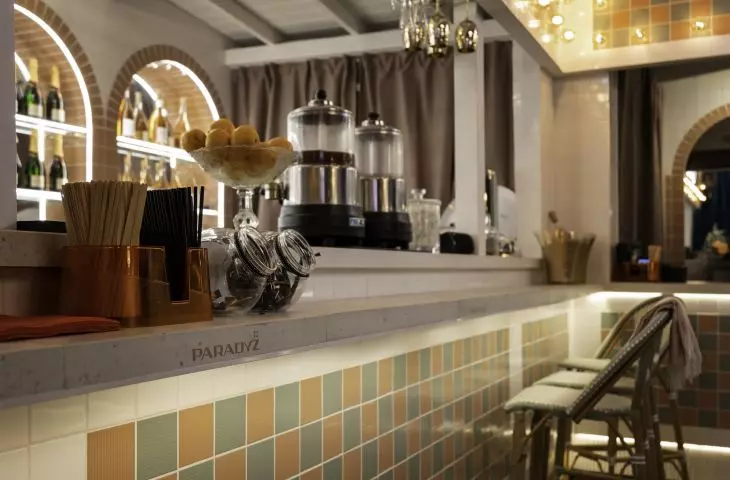 Bistro stylizowane jest na francuskie kawiarnie