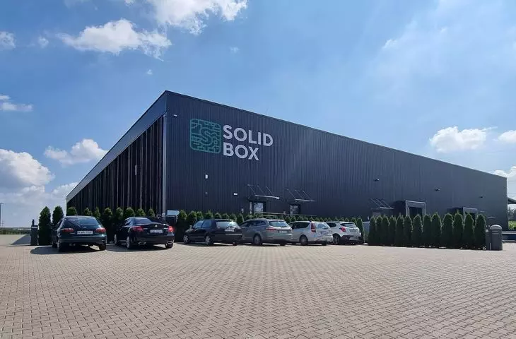 Hala produkcyjno-biurowa z w technologii mieszanej – stalowej i tradycyjnej