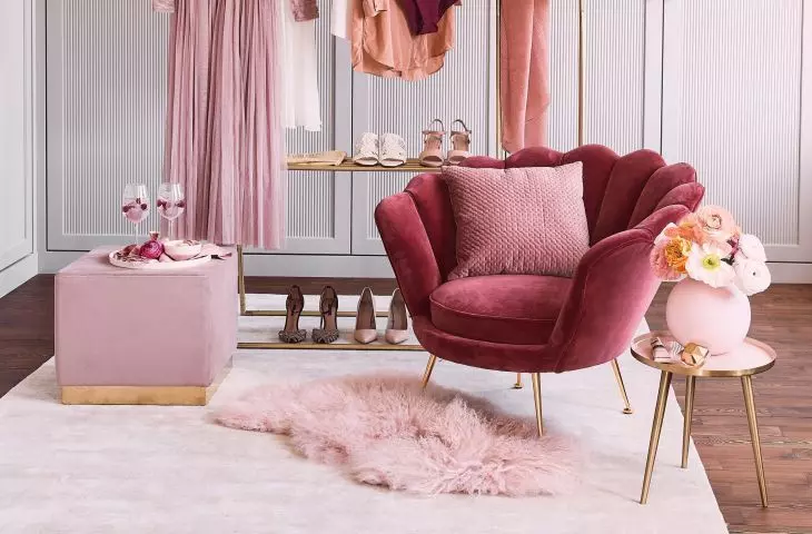 Magenta adds a romantic touch to the interior