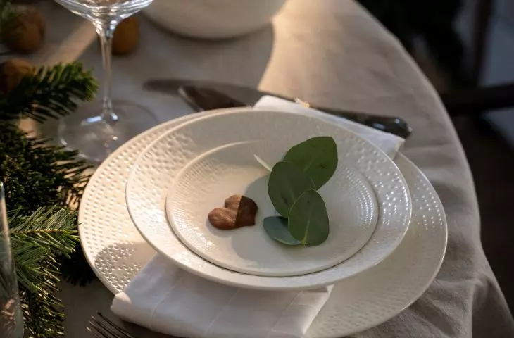 Motif tableware