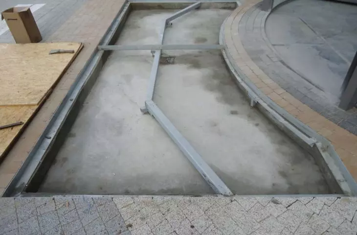 Prepared construction of a drainage tub for a shopping center