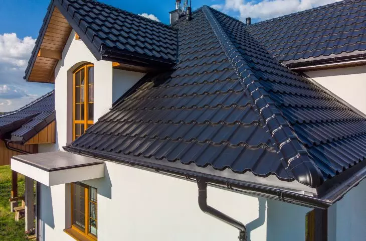 Blachodachówka modułowa Venecja wraz z dedykowanymi akcesoriami: gąsiorem GS-LUX z zakończeniem skośnym oraz wiatrownicą modułową Venecja