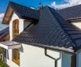 Blachodachówka modułowa Venecja wraz z dedykowanymi akcesoriami: gąsiorem GS-LUX z zakończeniem skośnym oraz wiatrownicą modułową Venecja