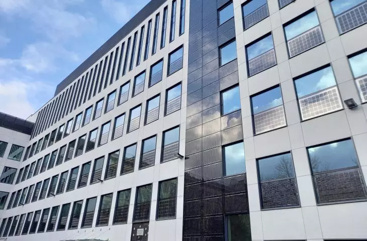 Moduły BIPV na fasadzie budynku i w przeszkleniach okiennych. AGH Kraków