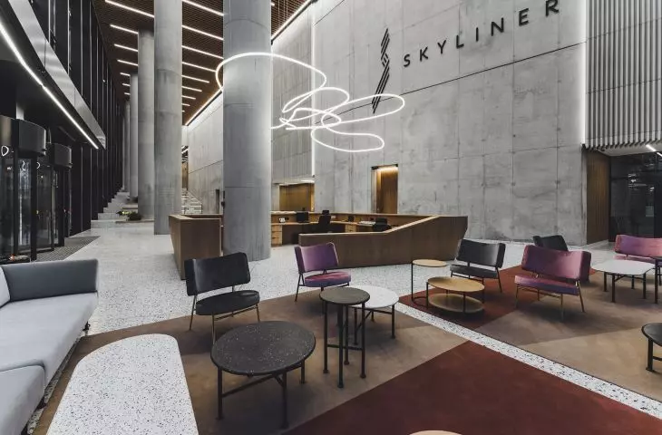 Lobby budynku Skyliner w Warszawie – oryginalna struktura świetlna 3D