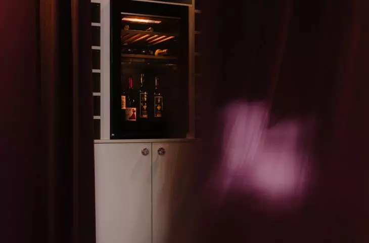 Konoba, lodówka na wino w zabudowie