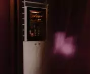 Konoba, lodówka na wino w zabudowie