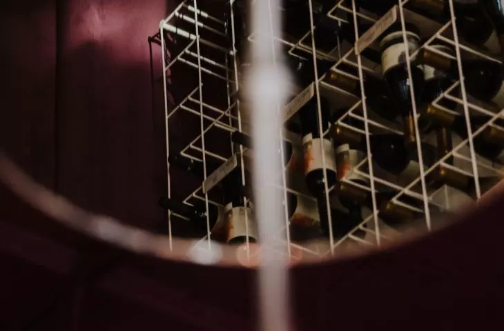 Wnętrze odbija się w zawieszonych na suficie lustrach