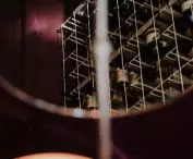 Wnętrze odbija się w zawieszonych na suficie lustrach