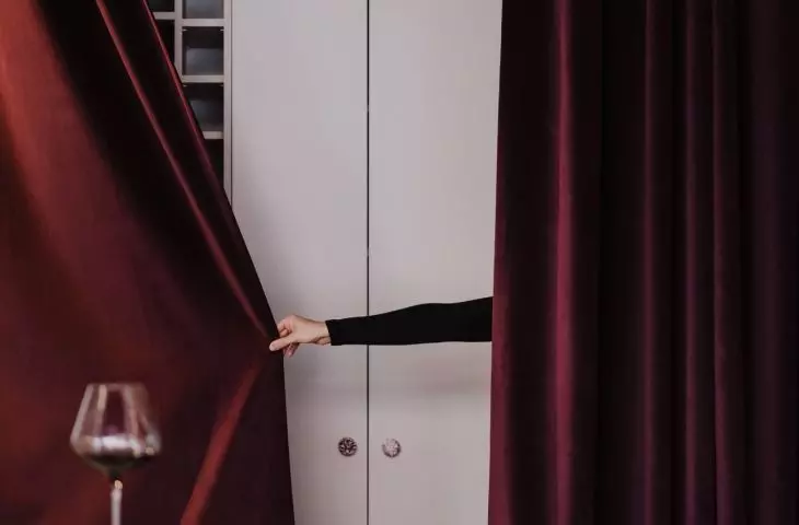 Ciężka kurtyna wydziela strefy lokalu