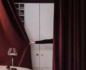 Ciężka kurtyna wydziela strefy lokalu