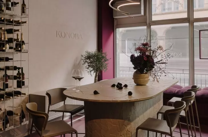 W centrum lokalu stoi duży stół pokryty mozaiką