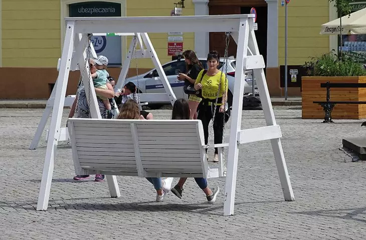 tymczasowe huśtawki na rynku