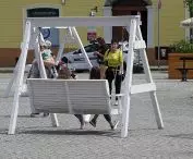 tymczasowe huśtawki na rynku