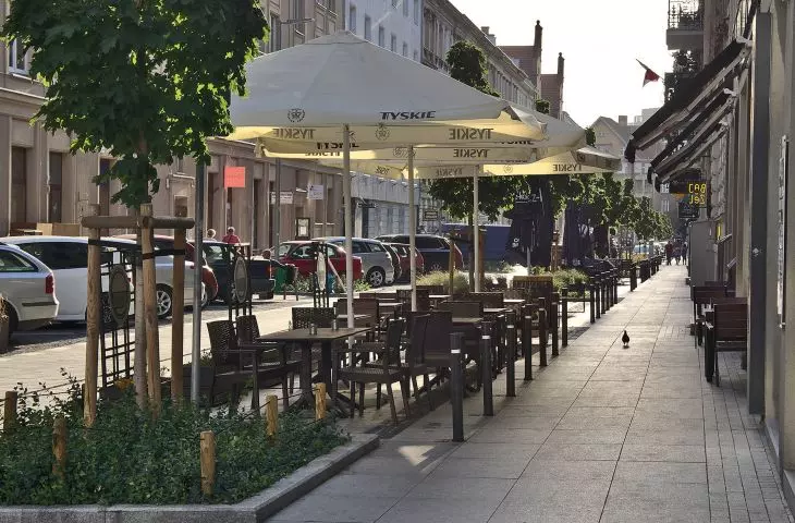 Jedzenie na mieście powszechnie uznawane jest za zbyt drogie, to sprawia, że miasta ożywają powoli lub zamierają po południu