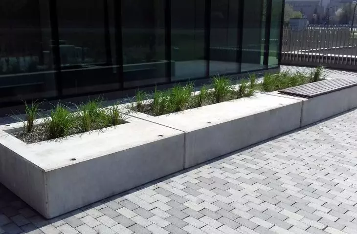 Prefabrykowane donice i ławki z betonu architektonicznego