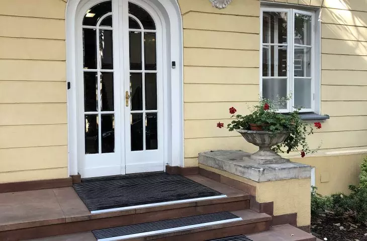 Przykład wykorzystania wycieraczki jako zabezpieczenie antypoślizgowe na schodach i podestach