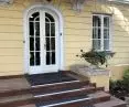 Przykład wykorzystania wycieraczki jako zabezpieczenie antypoślizgowe na schodach i podestach