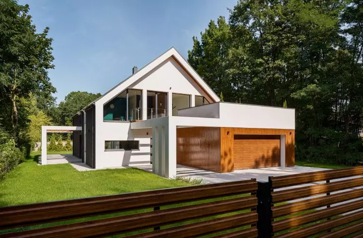 From structures and facades, to window and door frames, to interior design elements and furniture, wood can be found everywhere