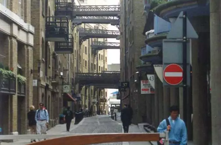 London, St. Andrew's Wharf area - conversion of former warehouses into apartments and offices; linking the development on two sides of the buildings with light steel bridges, 1997
