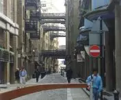 London, St. Andrew's Wharf area - conversion of former warehouses into apartments and offices; linking the development on two sides of the buildings with light steel bridges, 1997
