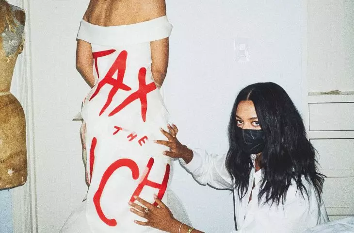 Alexandria Ocasio-Cortez w sukni przygotowanej na MET Gala 2021, na której widniał napis „Tax the Rich”