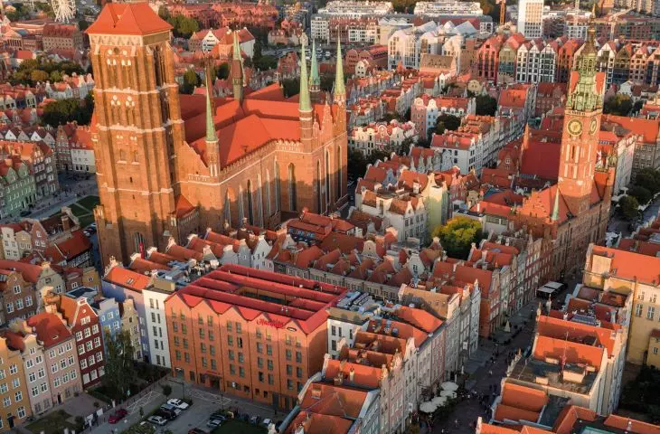 panorama gotyckiego Gdańska to wspomnienie o Złotym Wieku i czasach Hanzy