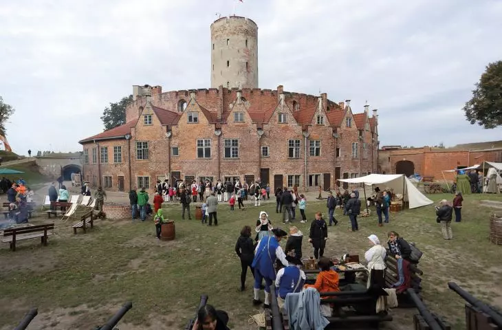 Twierdza Wisłoujście jest urocza dzięki dobudowanym do murów obronnych domkom, które tworzą coś na kształt praskiej Złotej Uliczki