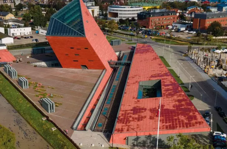 The body and exhibition of the World War II Museum complement the identity of the Tri-City: the place where the greatest war in the history of mankind began, proj.: Studio Architektoniczne Kwadrat
