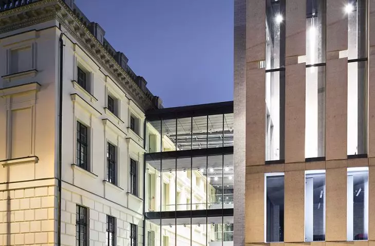Nowe skrzydło Biblioteki Raczyńskich przy placu Wolności w Poznaniu