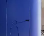 Za drzwiami schowana jest toaleta damska