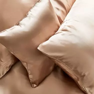 Poduszki w szampańskim kolorze