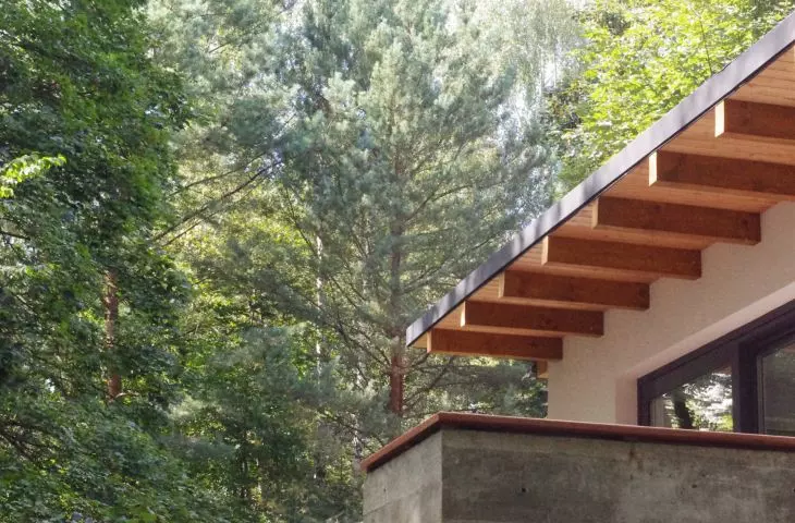 Dom wśród zielonych wzgórz nad Soliną