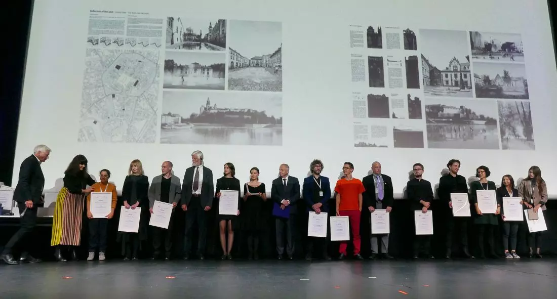pamiątkowe zdjęcie laureatów wszystkich konkursów z członkami jury i wiceprezydentem Krakowa fot.: Lubomir Nikolov © A&B